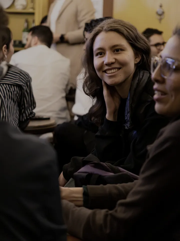 Founders conversando en un encuentro de la comunidad en Bogotá
